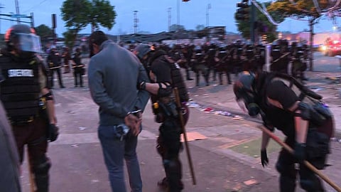 أمريكا.. توجيه تهمة القتل لضابط الشرطة المشتبه به بقتل جورج فلويد