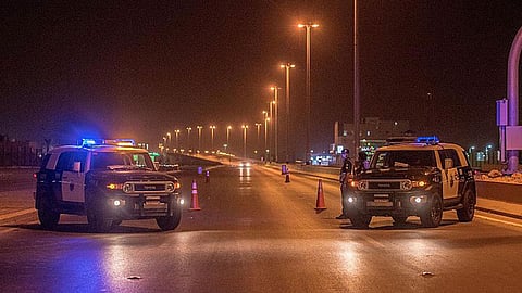 بالصور.. أمن القصيم يكثف جهوده لتطبيق أمر منع التجول بالمنطقة