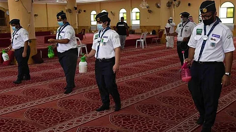 بالصور.. الفرق الكشفية التطوعية تُشارك في تجهيز الجوامع والمساجد