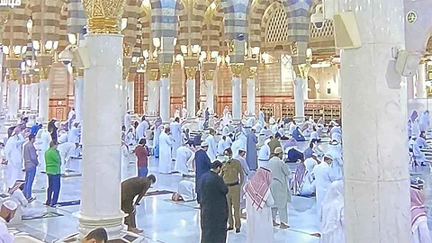 بالفيديو والصور.. أول صلاة فجر من المسجد النبوي بعد إعادة فتح أبوابه