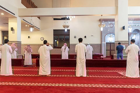 بالصور.. جوامع ومساجد الجوف تفتح أبوابها للمصلين وسط تطبيق عدة إجراءات احترازية