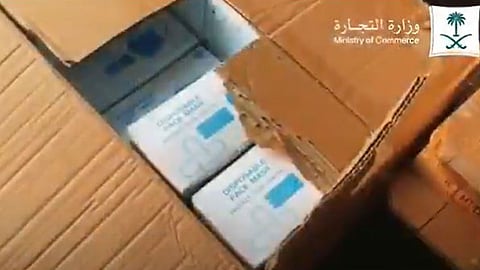 شاهد.. الفرق الرقابية تنصب كمينًا محكمًا.. وتصادر 1.8 مليون كمامة قبل بيعها بالمخالفة