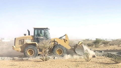 بالصور.. استعادة 12 ألف متر مربع من الأراضي الحكومية بالعطيف