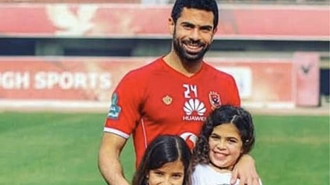 كورونا يضرب عائلة نجم الأهلي السابق.. و3 حالات اشتباه داخل الاتحاد المصري