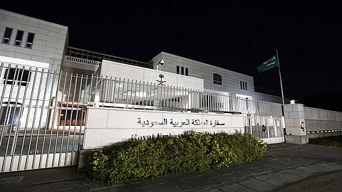 سفارة السعودية في لندن تُلزم القادمين لبريطانيا بالتزام سكنهم 14 يومًا