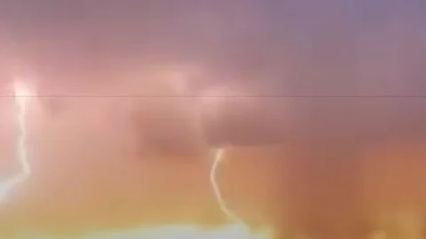 شاهد.. فيديو يوثق صواعق رعدية قوية تضرب جازان