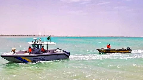 بالصور.. حرس الحدود بالمدينة المنورة يتدخل لإنقاذ شخصين تعطل قاربهما بعرض البحر