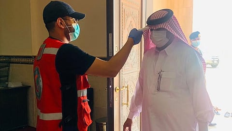 بالصور.. الهلال الأحمر يخصص نقاط فرز لتطبيق الإجراءات الاحترازية مع عودة صلاة الجمعة بالباحة