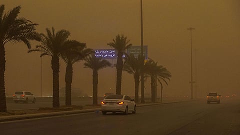 «الأرصاد» تنبه لرياح نشطة وأتربة مثارة على نجران.. تستمر حتى العاشرة مساءً