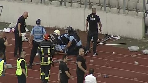 «فيديو».. حكم بالسجن لمشجع حاول قتل شرطي في الملعب