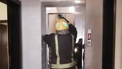 بالصور .. «مدني جازان» ينجح في إنقاذ شخصين عالقَين داخل مصعد كهربائي