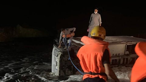 بالصور.. إنقاذ محتجزين داخل سيارة نقل جرفها وقلبها السيل بالقنفذة