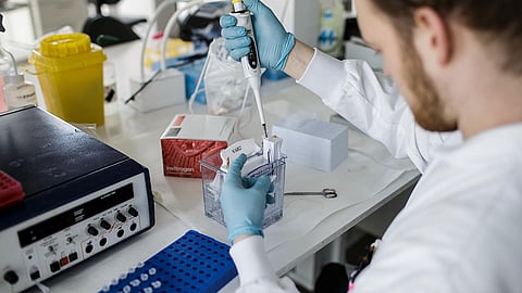 بالفيديو.. طبيب سعودي بالولايات المتحدة يتوقع موعد التوصل للقاح ضد «كورونا»