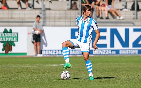 رسميًا.. ريال سوسيداد يؤمّن صخرة دفاعه بعقد جديد حتى 2024