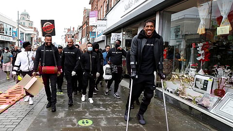 الملاكم البريطاني جوشوا يصف العنصرية بـ«الفيروس»