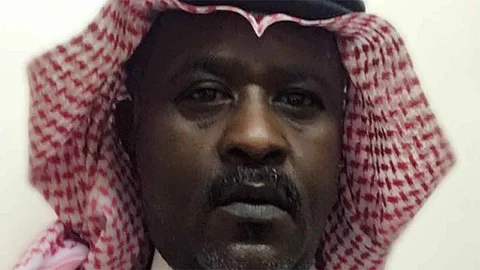 بالفيديو.. مواطن يقتحم النيران وينقذ جيرانه من الموت حرقًا بالأفلاج