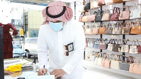 بسبب الكمامة.. أمانة الجوف تُغرم 39 منشأة ومحلًا تجاريًّا