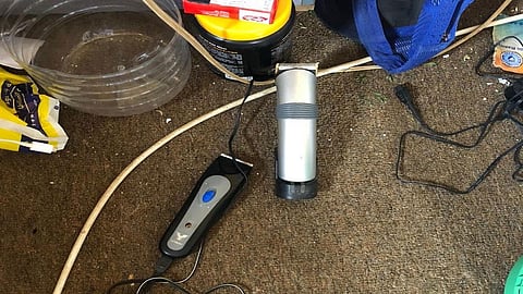 أمانة الجوف تضبط حلاقًا يعمل داخل شقته