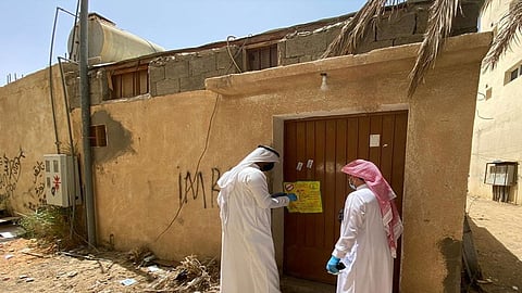 بالصور.. ضبط معمل مخالف لتخزين وتحميص المكسرات داخل سكن عمال