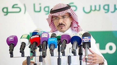 محمد العبدالعالي.. الطبيب المثالي صاحب الإطلالات في أزمة كورونا