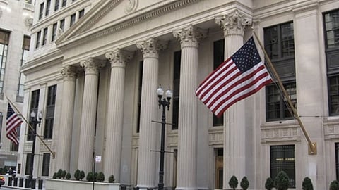 «الفيدرالي الأمريكي» يُبقي على «الفائدة الصفرية» وسط توقعات بتعافٍ تدريجي للاقتصاد