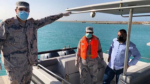 حرس الحدود بالمدينة يُنقذ بحارًا يمنيًّا تعرض لوعكة صحية على متن قاطرة