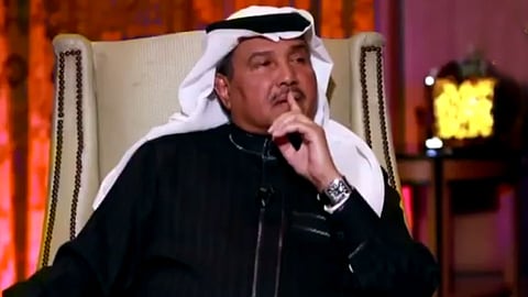 بالفيديو.. محمد عبده يبكي على الهواء: خشيت من عدم اتباع جنازة والدتي