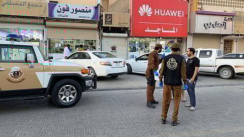 بالصور.. شرطة الحدود الشمالية تكثف وجودها بالأسواق الشعبية لرصد مخالفات احترازات كورونا
