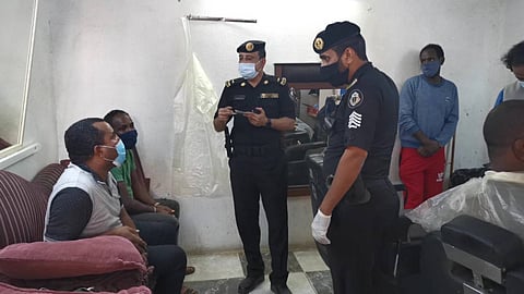 بالصور.. القبض على 4 مقيمين حوَّلوا سكنهم إلى محل حلاقة بجازان