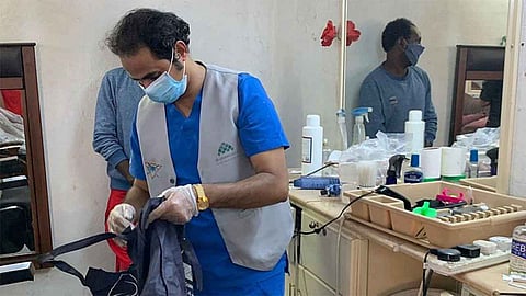 بالصور.. أمانة جازان تضبط مقيمًا حوَّل سكنه الخاص لصالون حلاقة