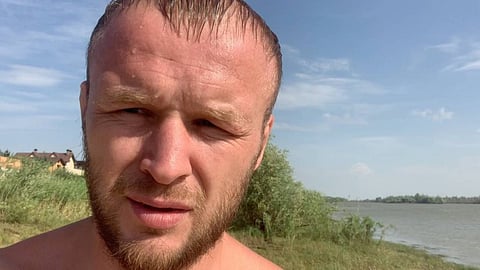 أثناء السباحة مع ولده.. نجم الفنون القتالية ينتشل جثةً من النهر