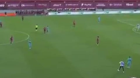 بالفيديو.. مشجع برشلوني يقتحم أرض الملعب من أجل الـ«سيلفي»