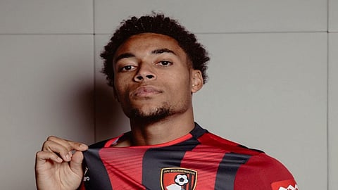 لاعب بورنموث الإنجليزي يتحدّث عن اعتقاله بالخطأ في حادث عنصري