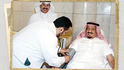 عمرها 14 عامًا.. صورة تاريخية للملك سلمان وهو يتبرع بالدم
