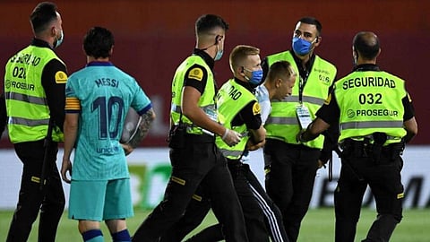 «مشجع ميسي» يكشف كيفية اقتحامه ملعب مباراة برشلونة ومايوركا