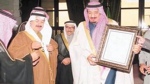 صورة نادرة.. الملك سلمان يتسلم ميدالية الاستحقاق لتبرعه بالدم 10 مرات