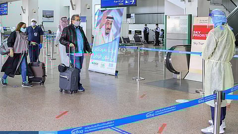 بالصور.. مطار الملك عبدالعزيز يستقبل 3 رحلات جديدة للعائدين من الخارج