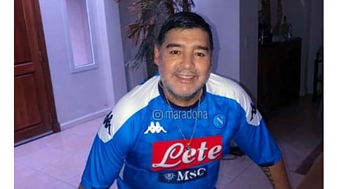 مارادونا يشارك جماهير نابولي احتفالات التتويج بكأس إيطاليا