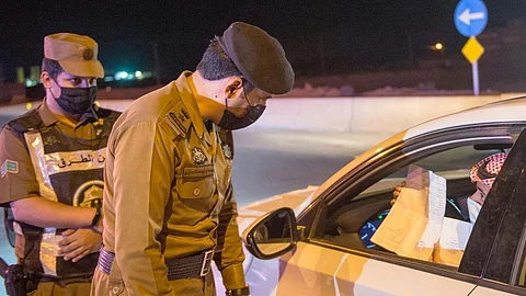 بالصور.. شرطة القصيم تحرر مخالفات لغير الملتزمين بـ«الكمامة» و«التباعد الاجتماعي»