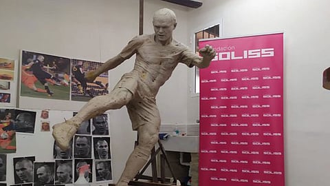 بعد ظهوره عاريًا.. إنييستا: شكرًا لجعلي أرتدي ملابسي