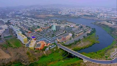 الأرصاد: غيوم وأتربة وسحب رعدية ممطرة على عدة مناطق