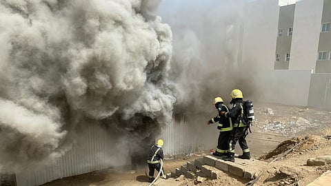 بالفيديو والصور.. تفاصيل السيطرة على حريق في مستشفى المخواة الجديد