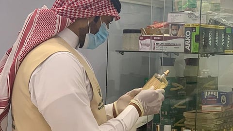 بالصور.. إغلاق 8 محلات وتوقيع تعهُّد على 68 صالون حلاقة بتبوك