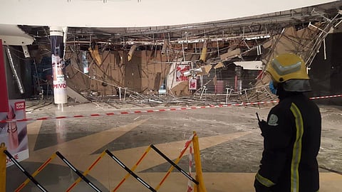 بالصور.. انهيار سقف بمجمع تجاري في القطيف.. والدفاع المدني يباشر الحادث