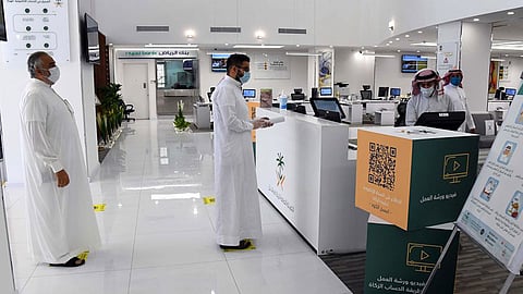 بالصور.. «الزكاة والدخل» تبدأ استقبال عملائها في فروع المدن والمناطق