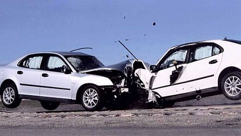 سقوط مصابين في  تصادم 3 مركبات على طريق الساحل بمكة