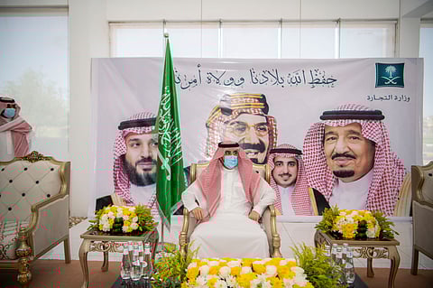 بالصور.. الأمير فيصل بن نواف يزور فرع وزارة التجارة بالجوف