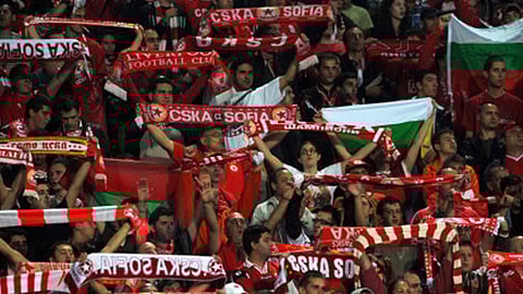 الحكومة البلغارية تهدد بمنع الجماهير من دخول الملاعب
