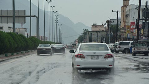 طقس الخميس.. سحب رعدية ممطرة على منطقتين ورياح نشطة على أنحاء متفرقة