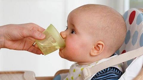 تحذير هام للآباء الجدد.. المياه تصيب الأطفال الرضع بالتسمم والوفاة